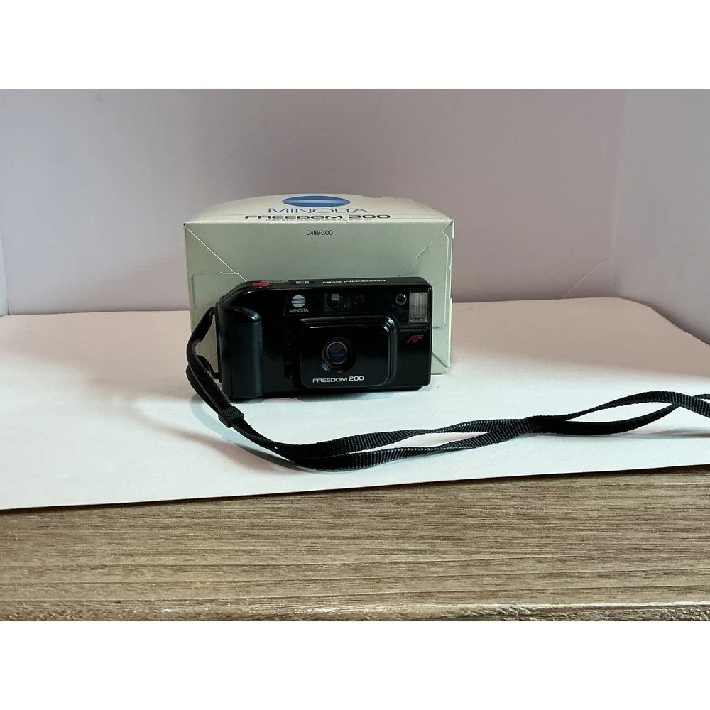 Minolta Freedom 200 35mm Point and Shoot Film Camera AF Built-in Flash with Box